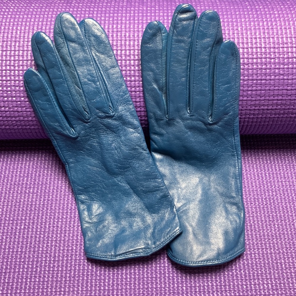 Danier Teal Leather Gloves Genuine Leather with durable woven silk lining Small
